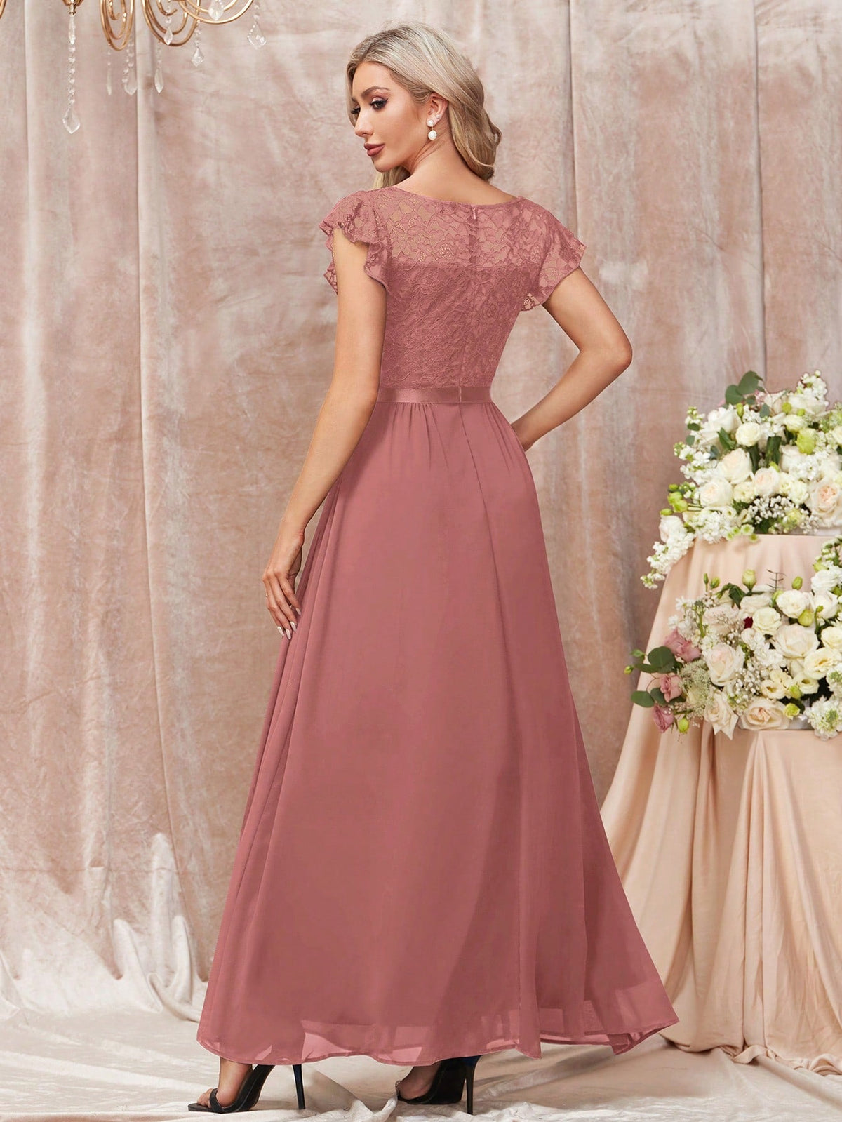 Abito da sera lungo elegante con scollo a V di pizzo, maniche a volant a balze