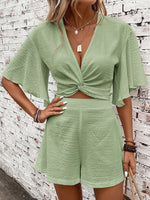 Top Con Maniche A Farfalla E Nodo Frontale, E Shorts