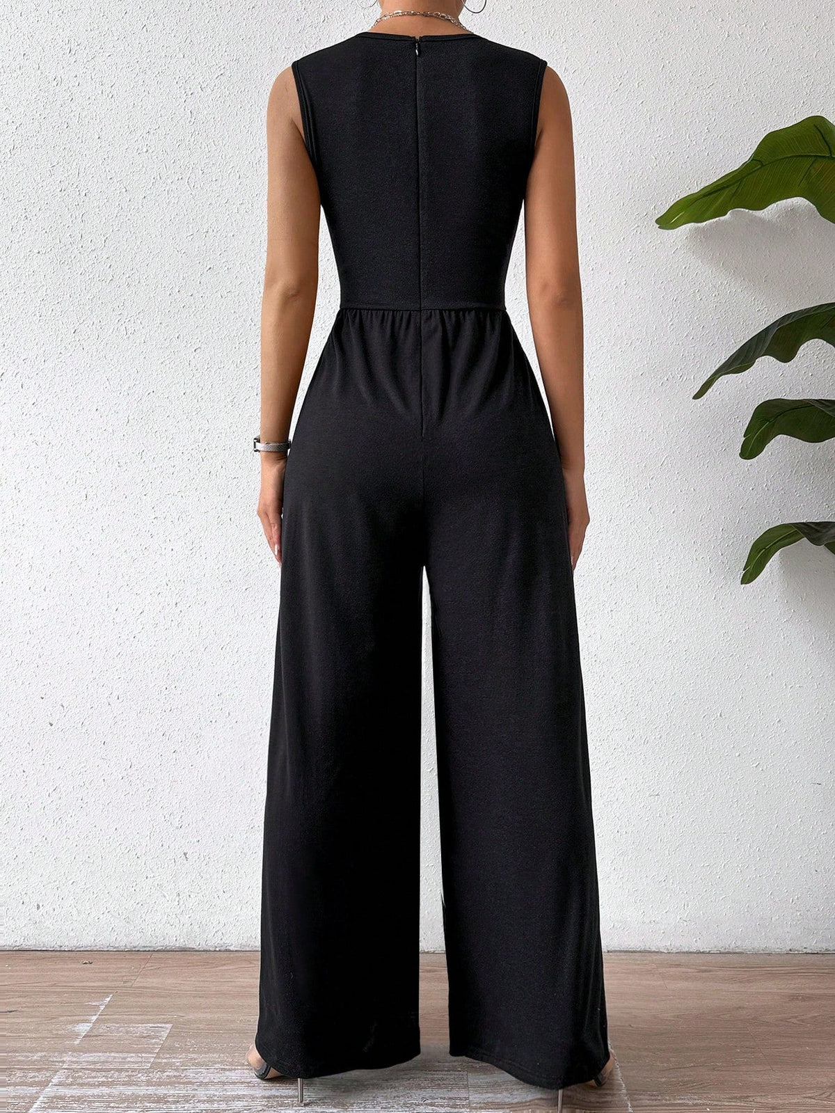 Tuta femminile senza maniche con vita incrociata elegante