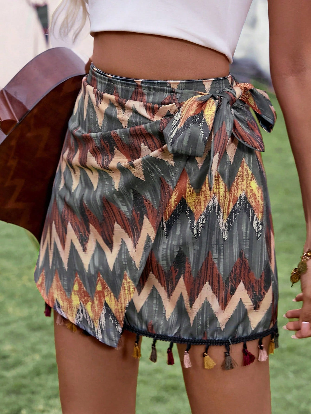 Gonna di stile bohemien con decorazione a nappina