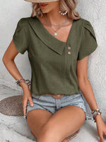 Top monocolore estivo con scollo asimmetrico e maniche a sbuffo perfetto per le vacanze