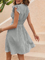 Abito da vacanza da donna con stampa a righe e fiori, scollo a V con vita con volant e cintura