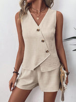 Set Due Pezzi Top Canotta Smanicato Con Collo A V Decorato Da Bottoni E Pantaloncini A Vita Alta Tinta Unita Per Donna