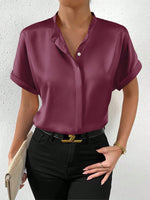 Camicia a maniche corte tinta unita con colletto alla coreana e chiusura frontale con bottoni per abbigliamento casual