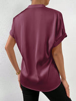 Camicia a maniche corte tinta unita con colletto alla coreana e chiusura frontale con bottoni per abbigliamento casual