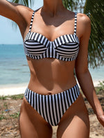 Bikini a righe bianche e nere con spalline sottili