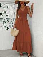 Abito estivo casual con scollo a V, orlo con volant e vita stretta