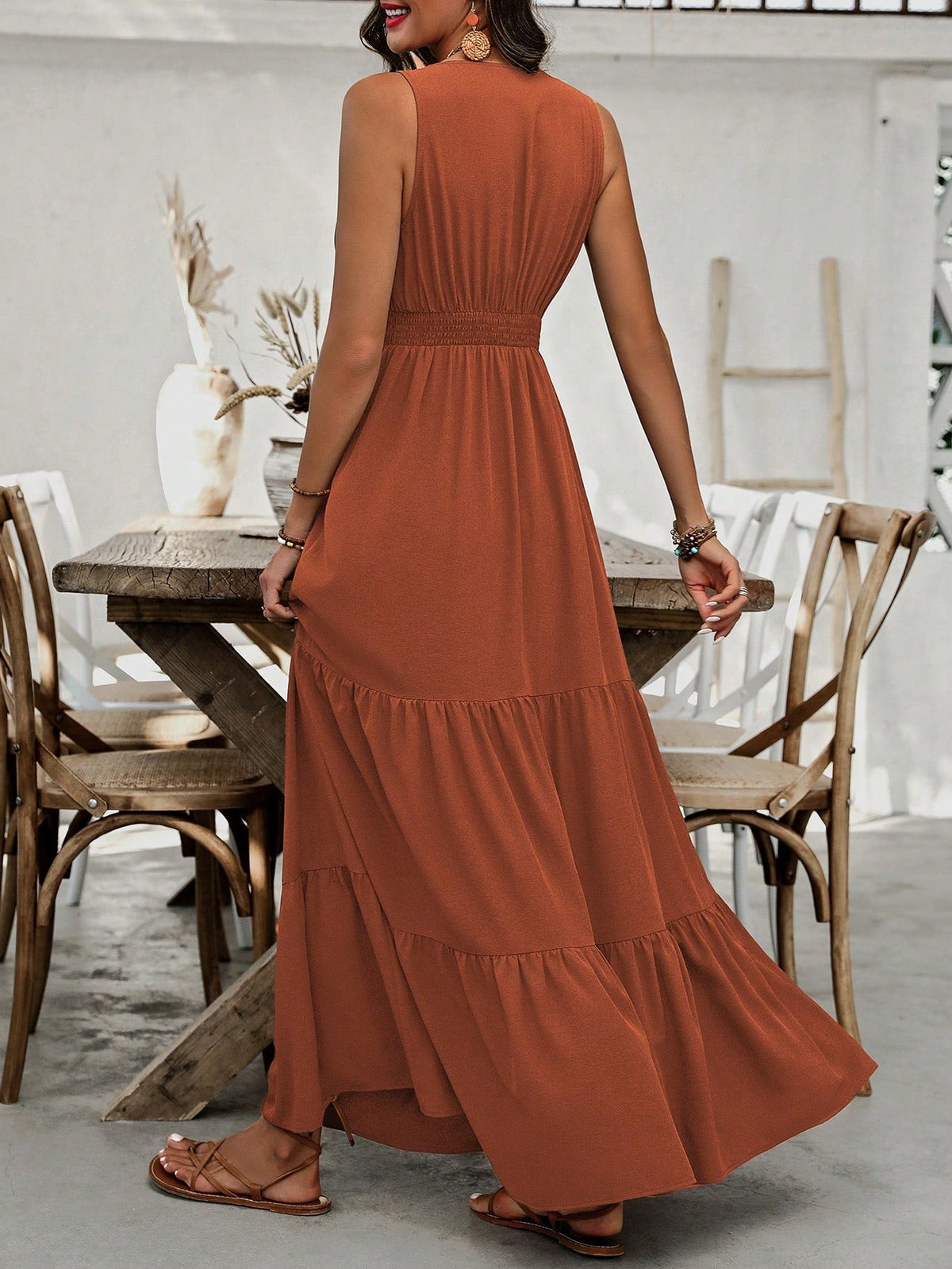 Abito estivo casual con scollo a V, orlo con volant e vita stretta