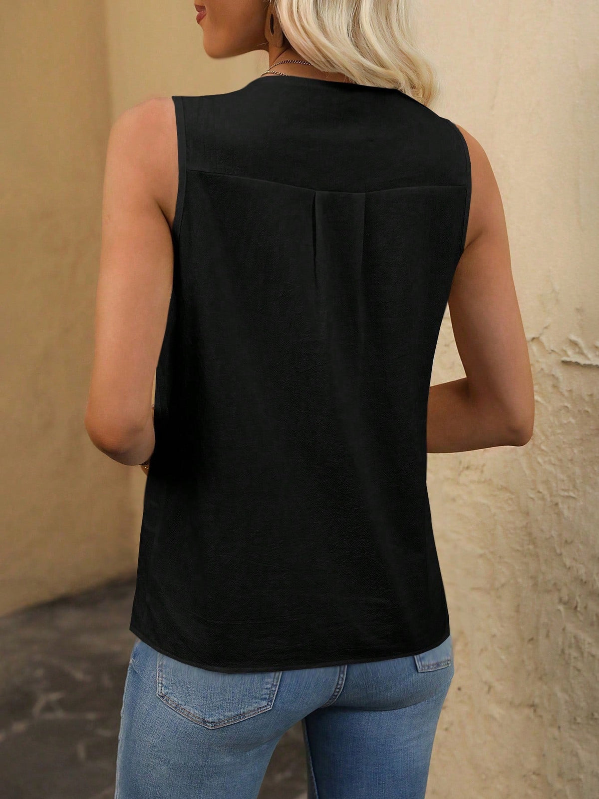 Camicia senza maniche con bottoni frontali e colore tinta unita per l\"estate