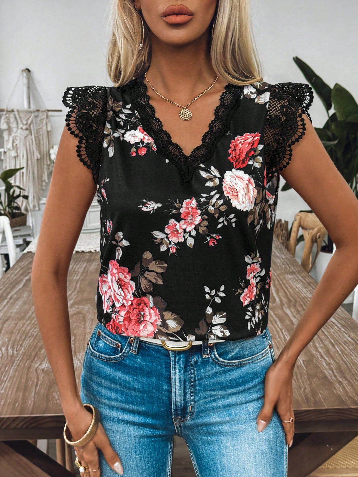 Maglietta estiva a patchwork in pizzo con stampa floreale