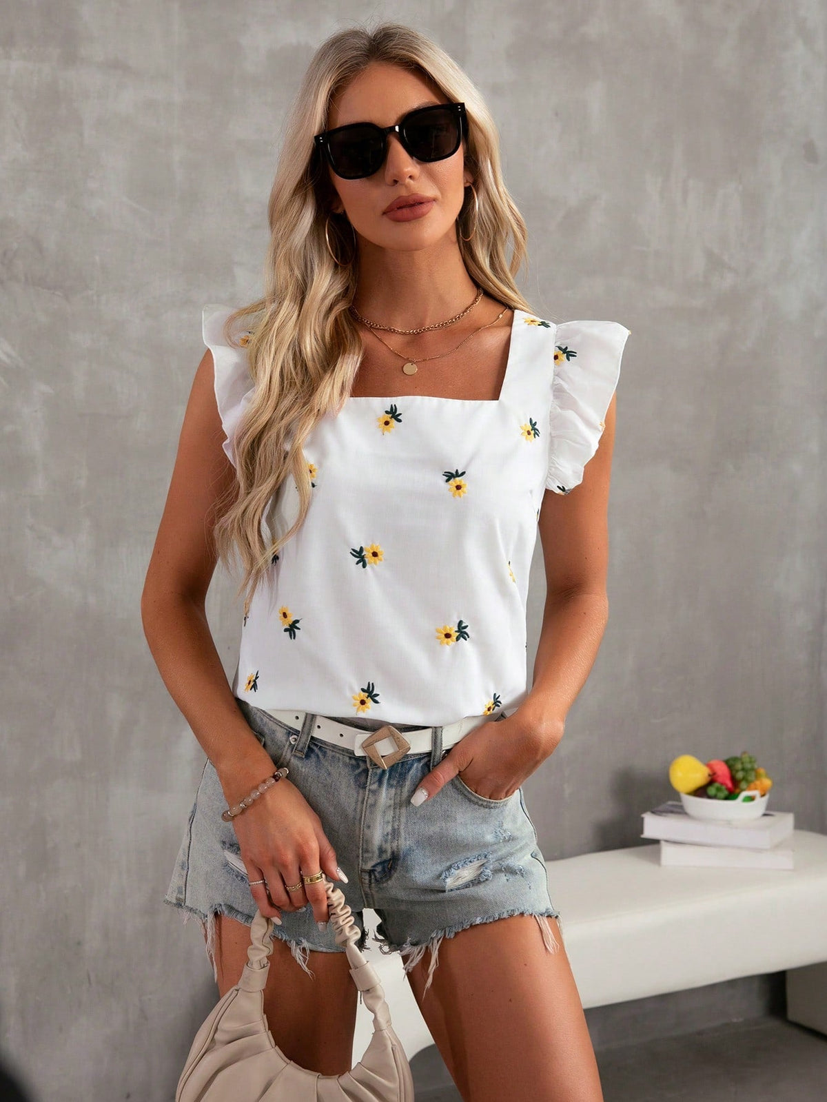 Blusa estiva casual da donna con ricamo floreale, scollo a quadrato, orlo a volant e decorazione per le vacanze