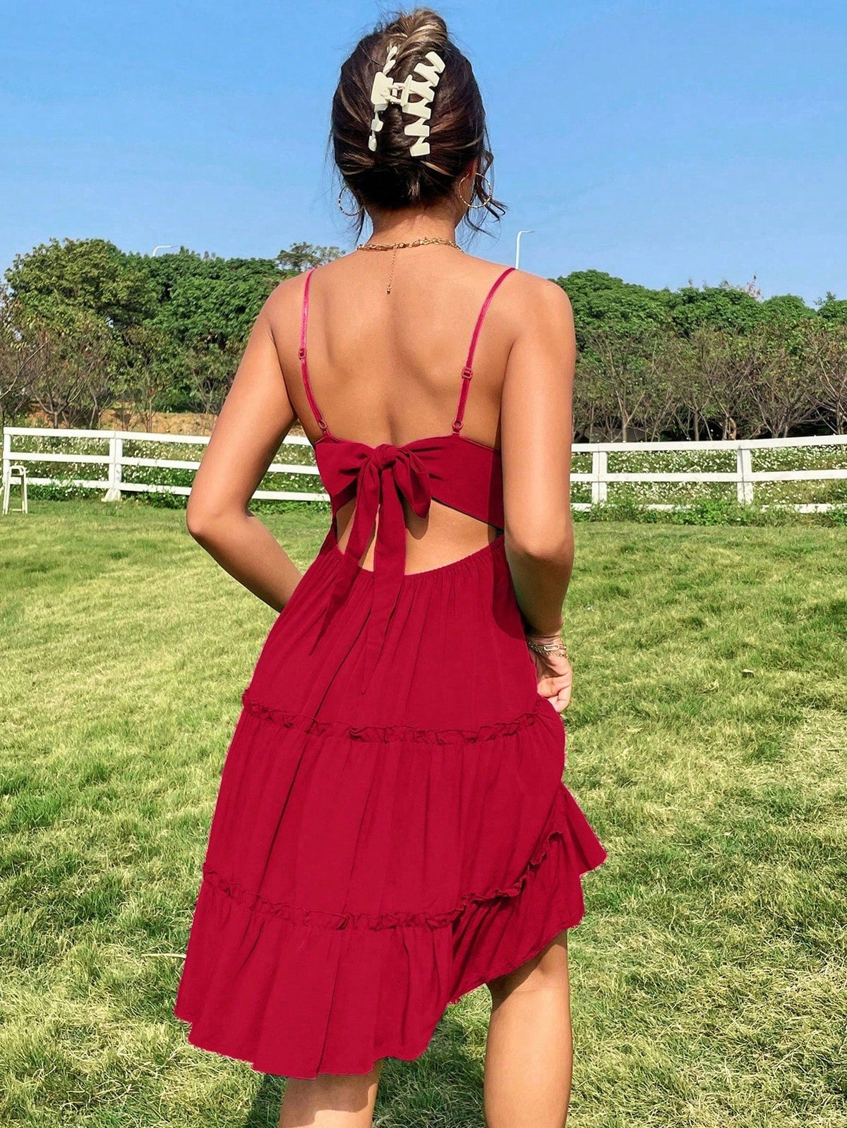 Abito con bretelle sottile inserto in pizzo guipure orlo a strati con nodo dietro