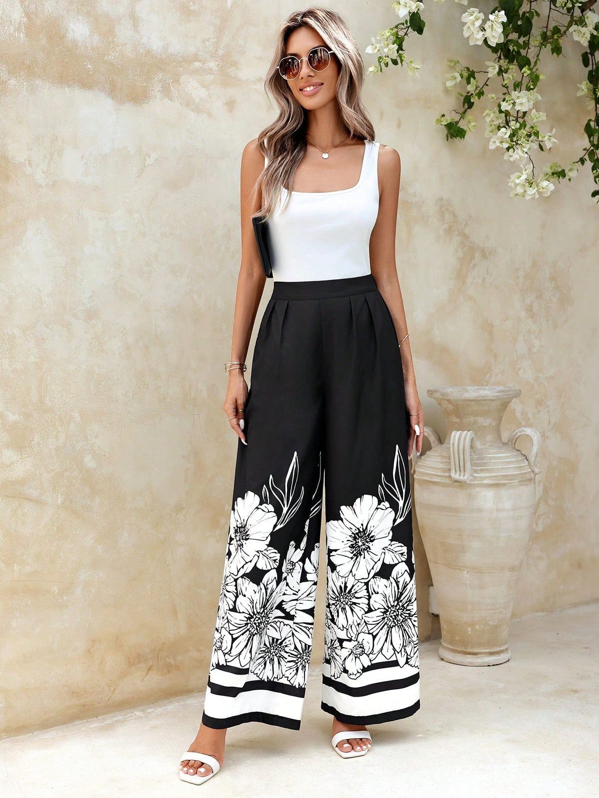 Pantaloni a gamba larga plissettati con stampa floreale e tasche oblique dallo stile vacanziero