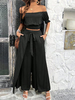 Due Pezzi Insieme Della Cima Corta Con Spalle Scoperte E Pizzo Applicato Con Pantaloni Larghi