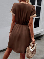 Abito da donna elegante con cintura e frange con scollo a V per l\"estate