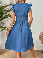 Abito trapezio monocolore con bordo a volant