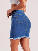 Gonna aderente sexy in denim con bordo sfilacciato e avvolgente sui fianchi