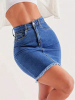 Gonna aderente sexy in denim con bordo sfilacciato e avvolgente sui fianchi