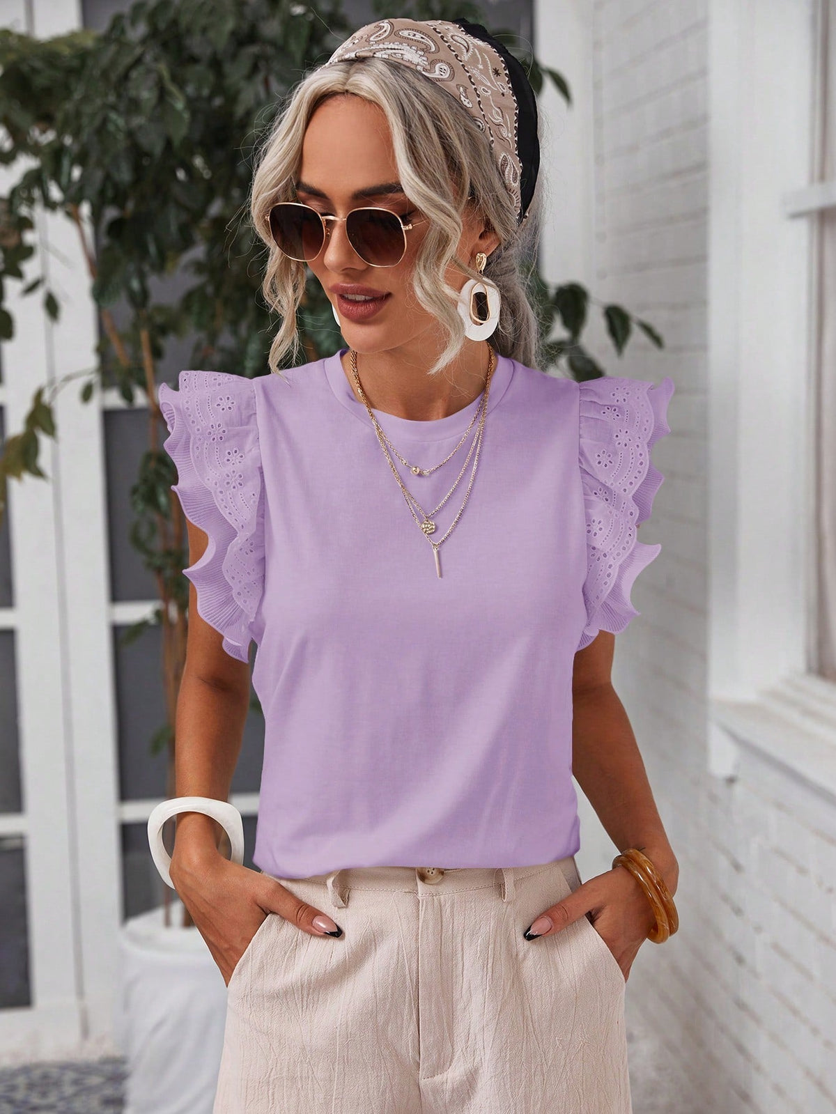 Maglietta semplice e ordinaria da donna con decorazioni di pizzo floreale da indossare ogni giorno