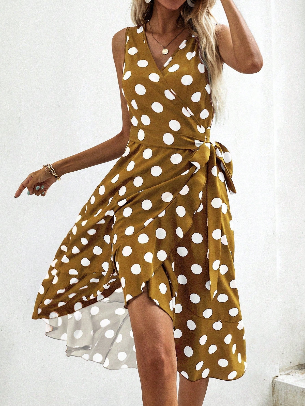 ABito incrociato a pois con nodo laterale