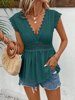 Donna maglietta a maniche corte con scollo a V in colore tinta unita, perfetta per outfit vacanzieri in primavera ed estate