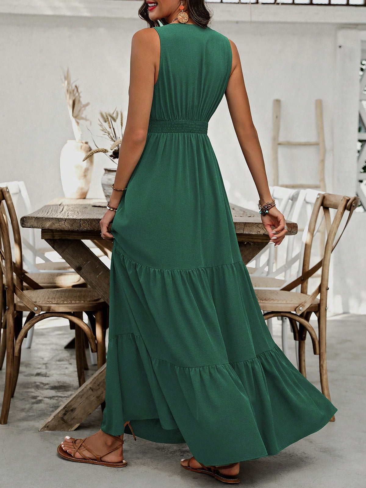 Abito estivo casual con scollo a V, orlo con volant e vita stretta