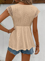 Donna maglietta a maniche corte con scollo a V in colore tinta unita, perfetta per outfit vacanzieri in primavera ed estate