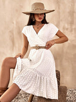 Vestito da donna con cintura e ricami a collo a V