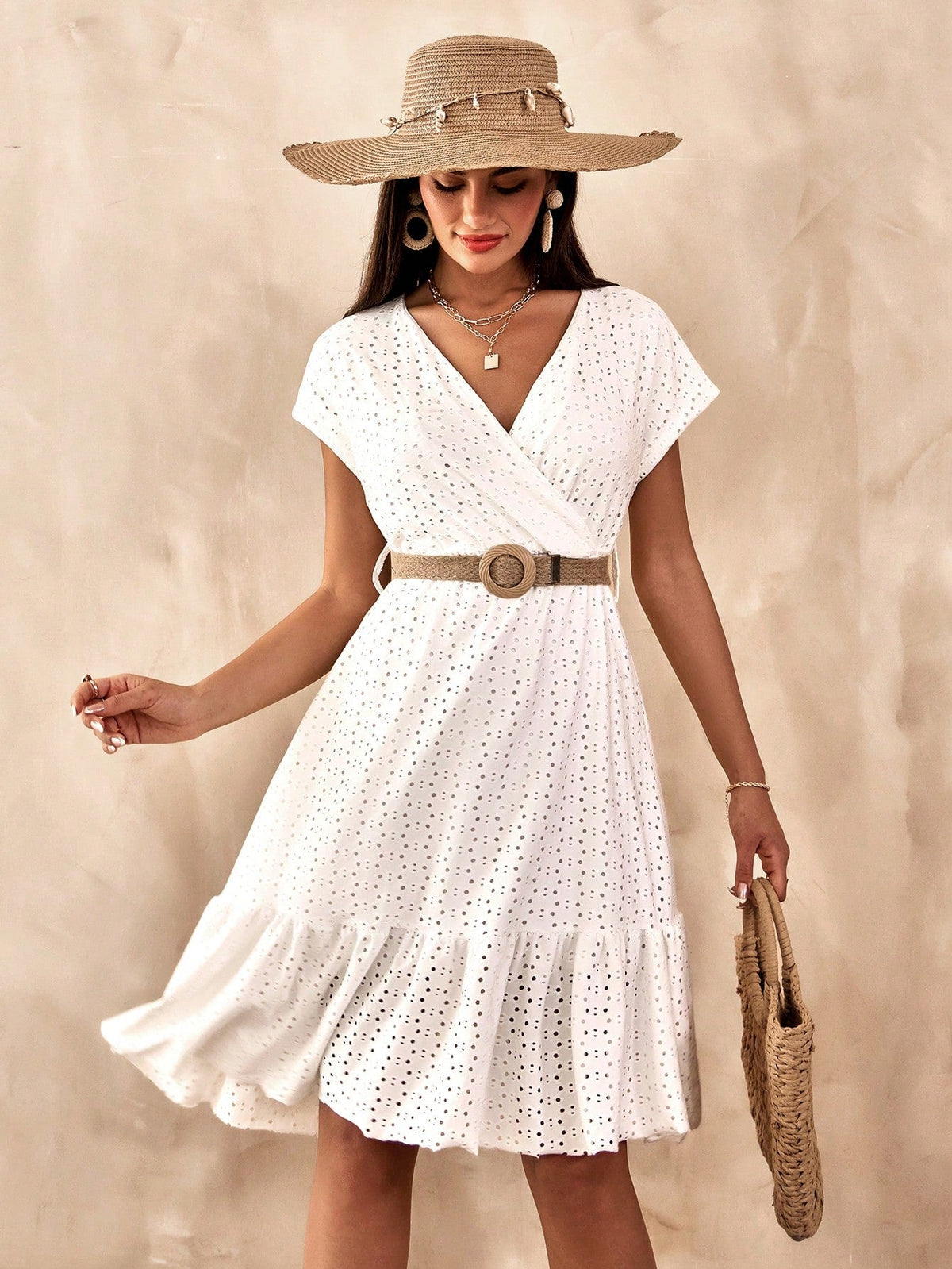 Vestito da donna con cintura e ricami a collo a V