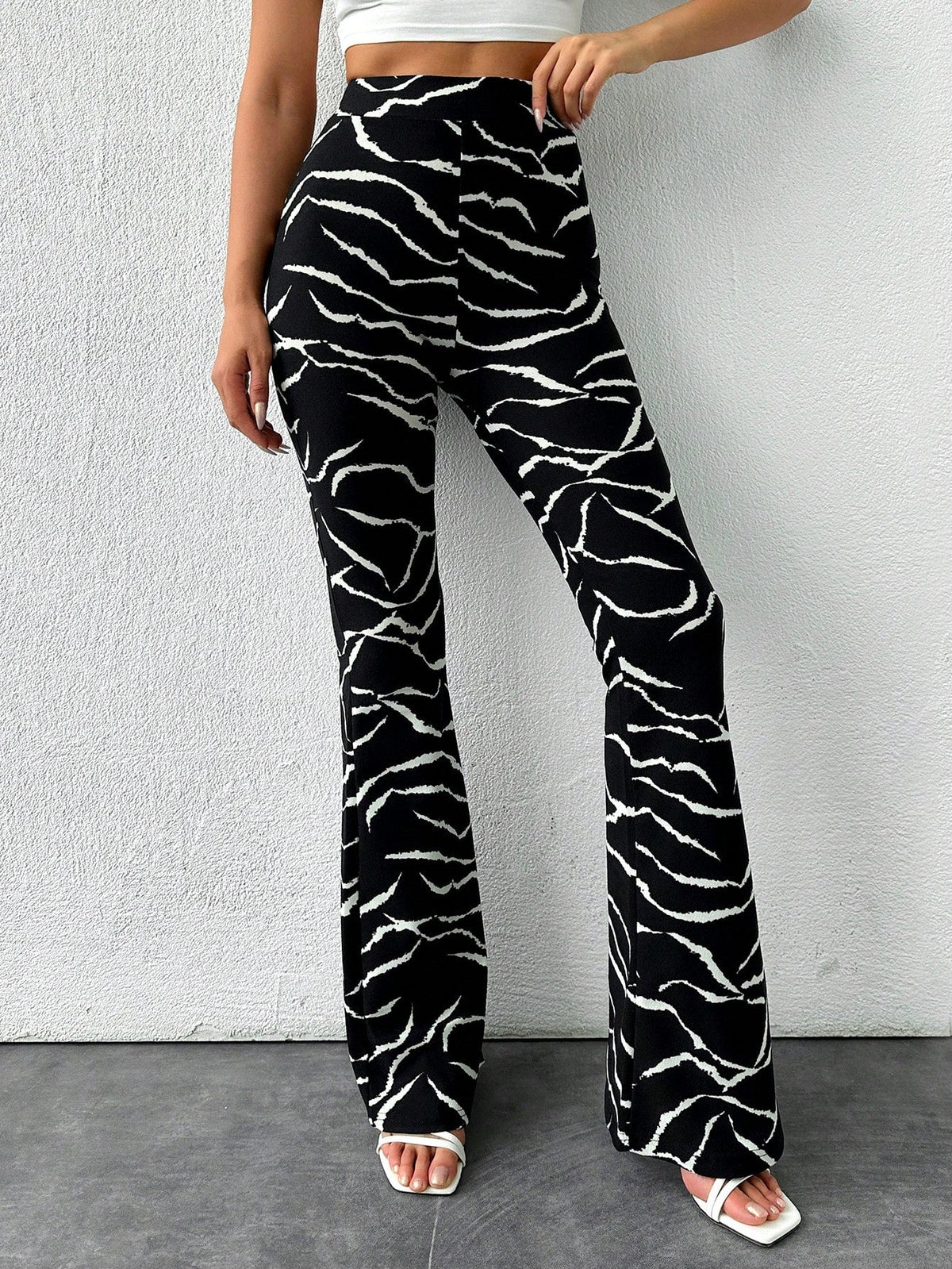 Pantaloni svasati con stampa leopardo