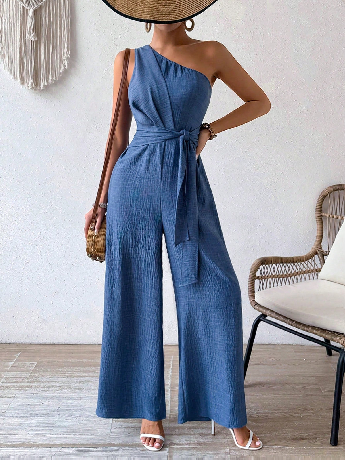 Tuta a gamba larga effetto jeans con design a spalle scoperte, cintura in vita e un solo spallino