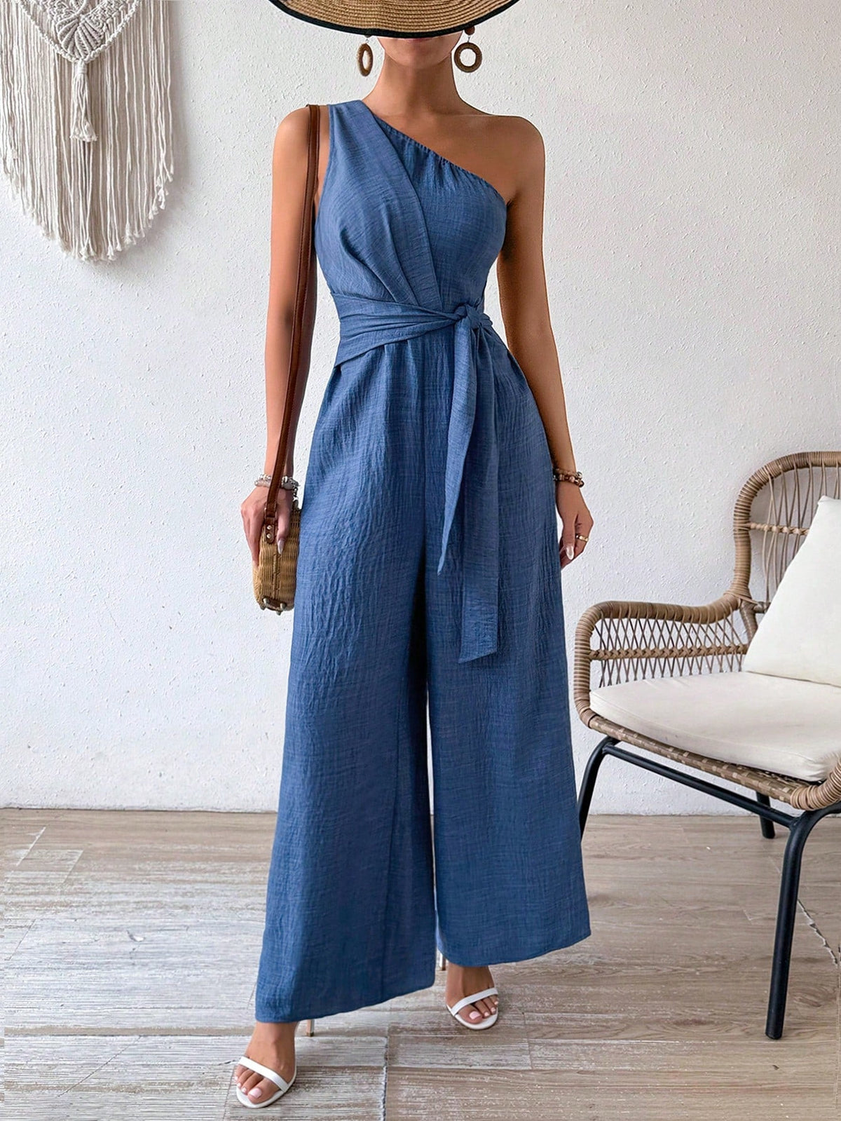 Tuta a gamba larga effetto jeans con design a spalle scoperte, cintura in vita e un solo spallino