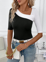 Maglietta slim fit asimmetrica da donna con collo a blocchi di colore nero e bianco