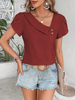 Top monocolore estivo con scollo asimmetrico e maniche a sbuffo perfetto per le vacanze