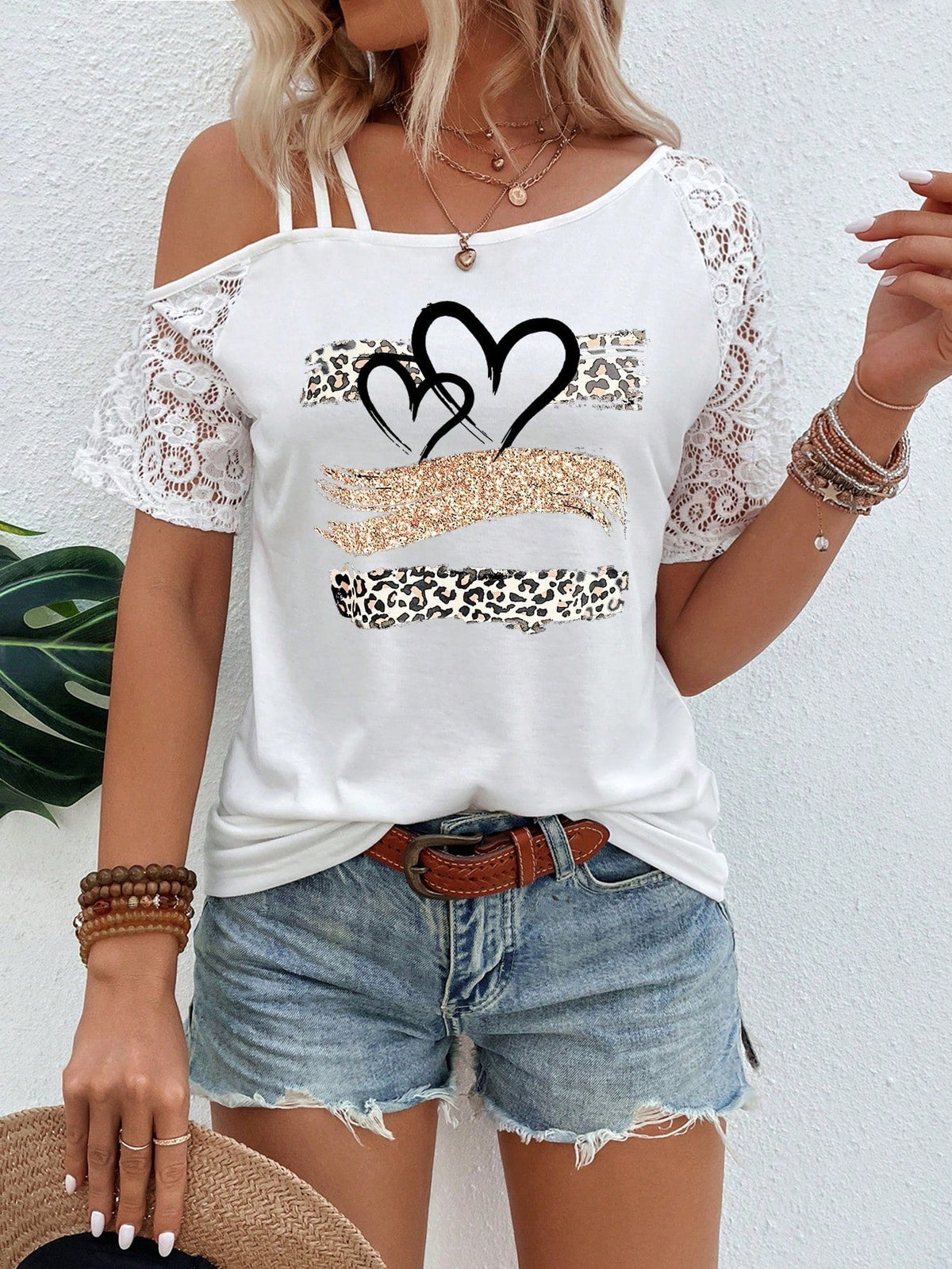 Maglietta casuale estiva in manica corta con scollo asimmetrico in laccetti a contrasto a stampa leopardata cuore per donne
