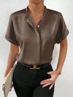 Camicia a maniche corte tinta unita con colletto alla coreana e chiusura frontale con bottoni per abbigliamento casual