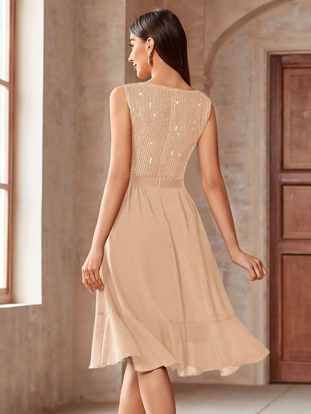 Vestito svasato da cocktail party in chiffon con inserti di paillettes e rifiniture a balze