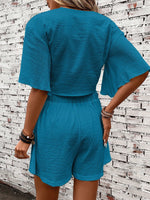 Top Con Maniche A Farfalla E Nodo Frontale, E Shorts