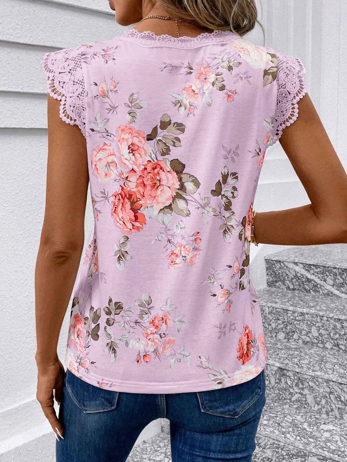 Maglietta estiva a patchwork in pizzo con stampa floreale