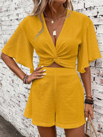 Top Con Maniche A Farfalla E Nodo Frontale, E Shorts