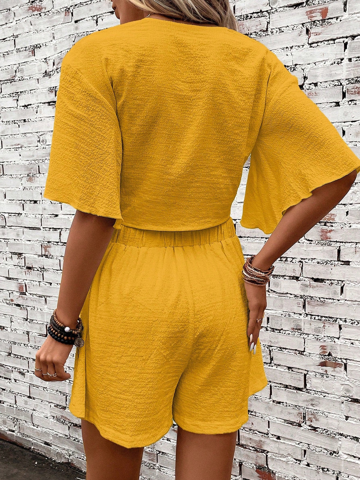 Top Con Maniche A Farfalla E Nodo Frontale, E Shorts