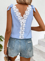 Camicetta smanicata da donna con stampa a righe e nodo sulla scollatura a V e bordo di pizzo per l'estate