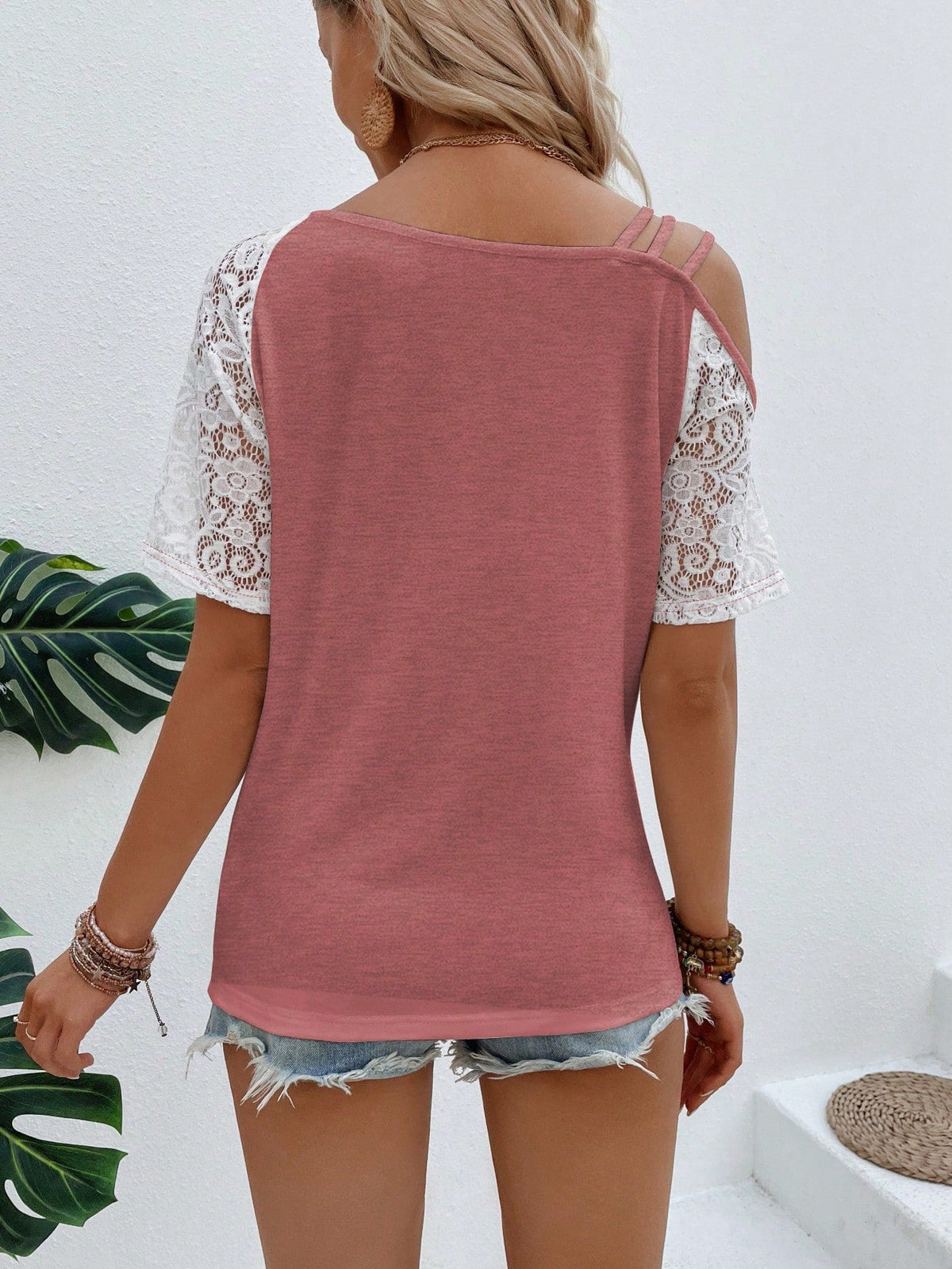 Maglietta casual da donna estiva con collo asimmetrico a blocchi di colore e manica corta in pizzo a contrasto