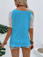 Maglietta casual da donna estiva con collo asimmetrico a blocchi di colore e manica corta in pizzo a contrasto