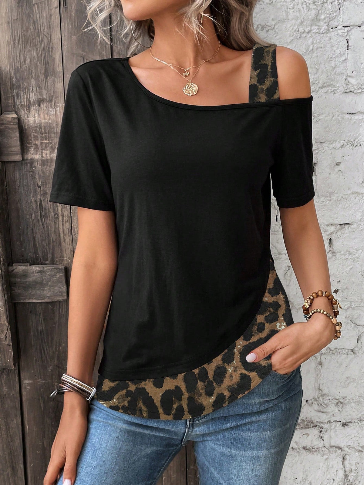 Maglietta Con Collo Asimmetrico A Spacco Stampa Leopardata