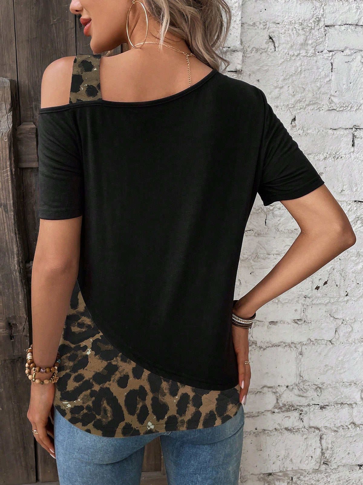 Maglietta Con Collo Asimmetrico A Spacco Stampa Leopardata