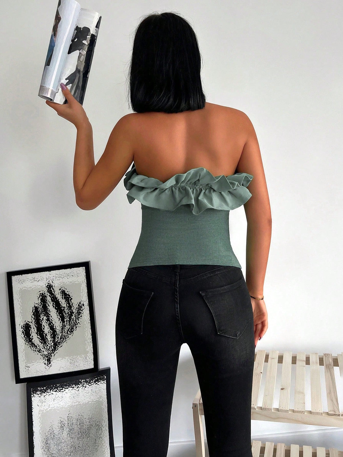 Maglia donna a tinta unita dallo stile minimalista con bordo arricciato