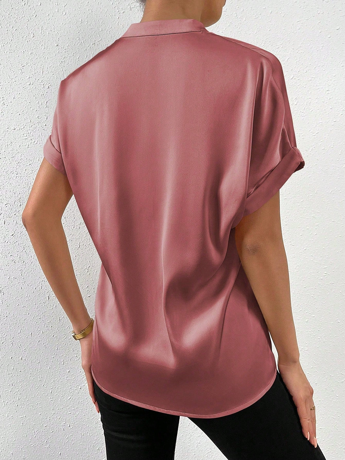 Camicia a maniche corte tinta unita con colletto alla coreana e chiusura frontale con bottoni per abbigliamento casual