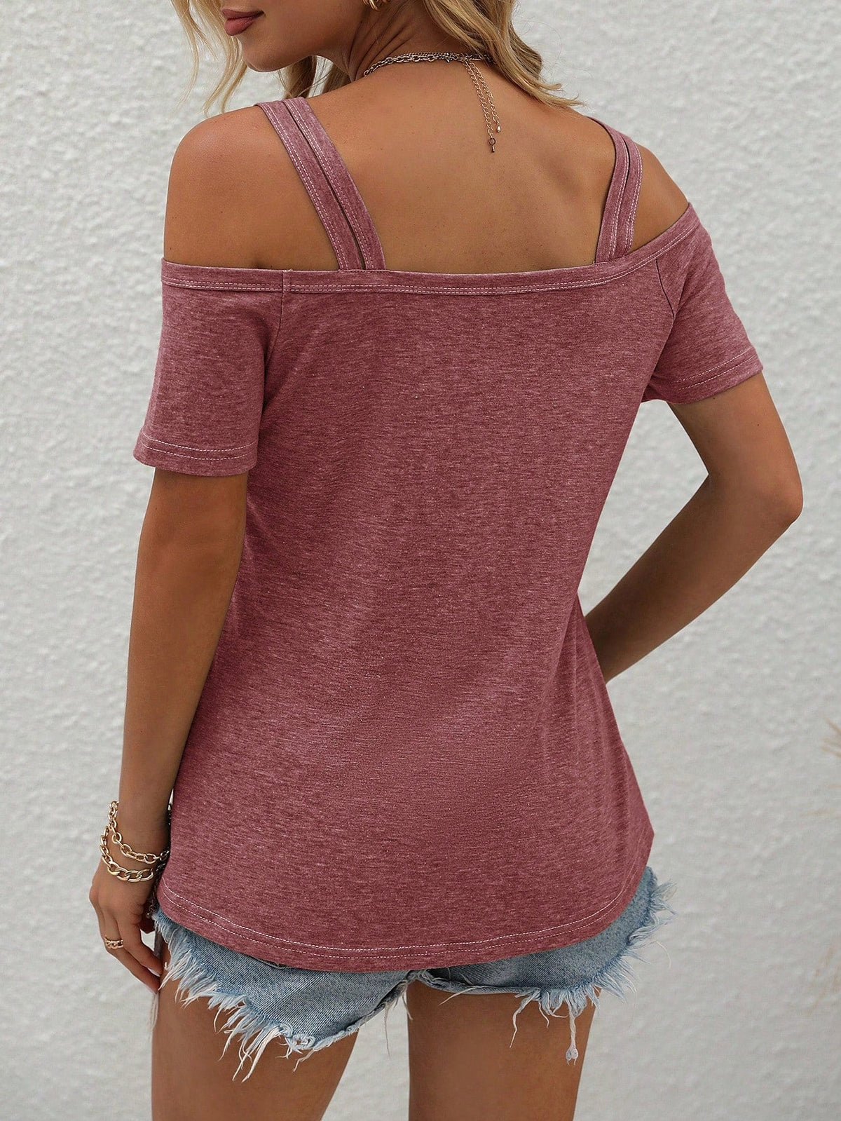 Maglietta casual estiva con spalle scoperte, maniche corte e colore solido per donne