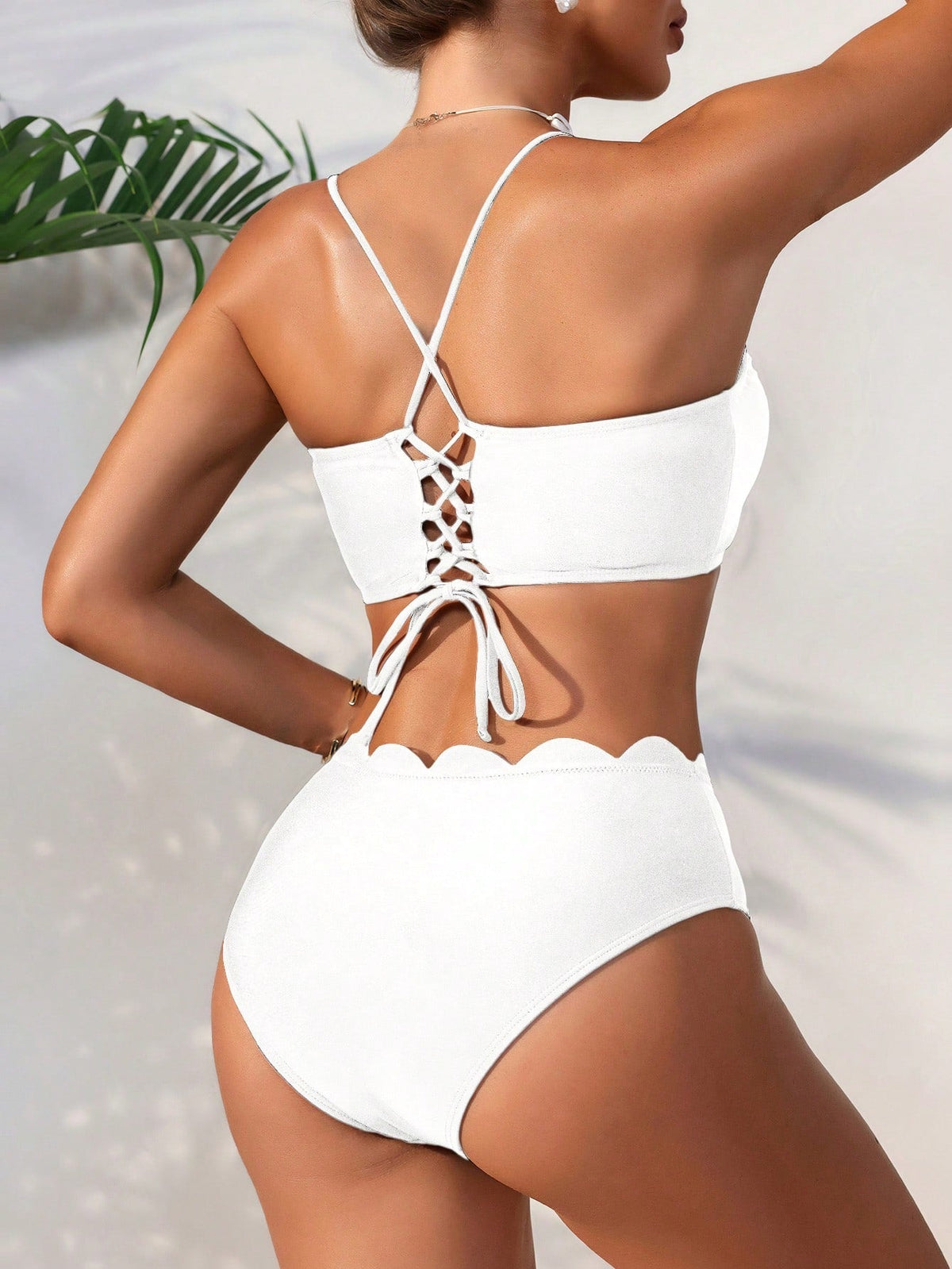 Set bikini solido con orlo a scallop per donne adatto alle vacanze estive in spiaggia